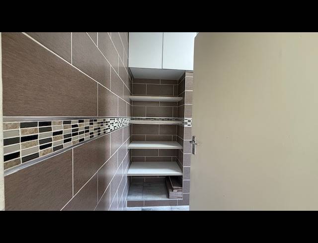 1 BEDROOM APARTMENT TO LET IN ESSENWOOD